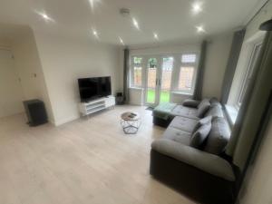 Rose Mews, Newly Refurbed Modern Interior with Garden