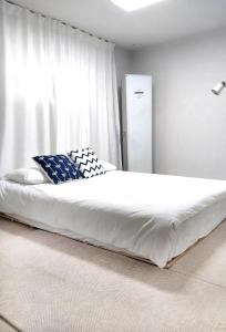 Up to 6 people3 beds 2 bedrooms and recommend a group of family friends