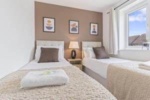 The Cosy House with Free Parking, Garden and Smart TV with Netflix by Yoko Property - Perfect for Contractors, Groups & Relocation