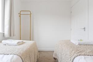 The Cosy House with Free Parking, Garden and Smart TV with Netflix by Yoko Property - Perfect for Contractors, Groups & Relocation