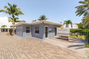 Stylish Coastal Studio Walk to Beach, Pool & Eats