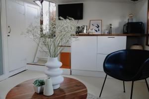 City center Amstel river Houseboat Kom en Zie