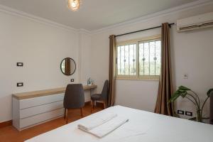 Pyramidia Serene with Rooftop, Pool & pyramids view