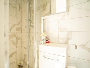 Central Harrow Studios 3mins to station!