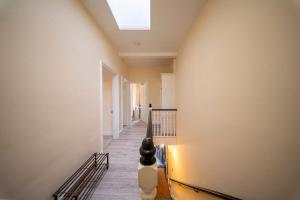 Spacious & Central 4-Bed in Islington