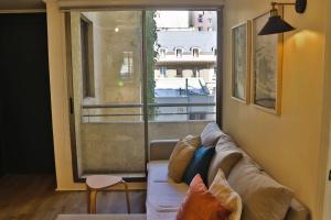 HOM I 2PAX, AA, Wifi, Smart TV, con acceso rápido a todo Santiago