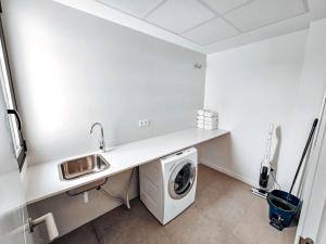 Fee4me Exclusive Villa with Pool and Parking