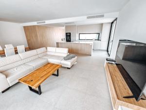 Fee4me Exclusive Villa with Pool and Parking