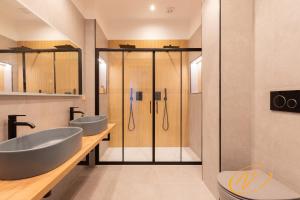 Nuccia Luxury Apartment and Suites - Terrace, bright glass lounge, 200mt to Metro-5min to Vatican, A-C