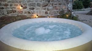 Magnolia - Cozy 3 star Cottage with heated pool and hot tub