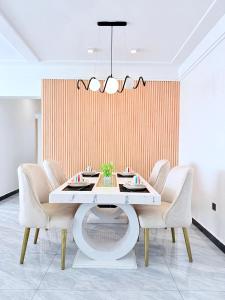 Smart,executive, elegant three bedroom apartment with fully equipped gym ,swimming pool ,designated child play area and proximity to major shopping centers,financial insititutions,conference centers and gourmet restaurants