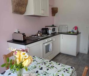 Magnolia - Cozy 3 star Cottage with heated pool and hot tub