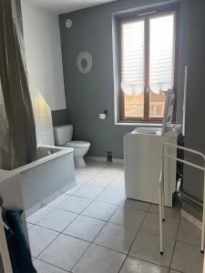 Apt F2 1er étage centre ville face a l église