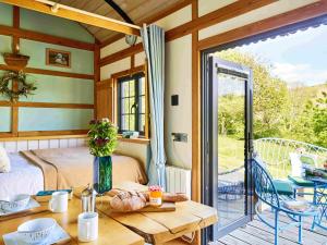 The Mallard Shepherds Hut with Hot Tub