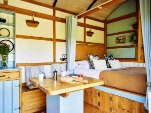 The Mallard Shepherds Hut with Hot Tub