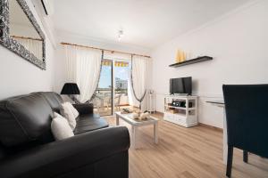 NEW Apartment Sol with Sea Views and Balcony by Bebreeze