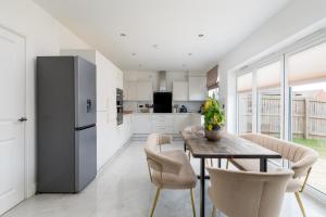 Stylish 4-Bed Home in Central Wellingborough