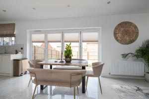 Stylish 4-Bed Home in Central Wellingborough