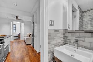 Spacious SoHo 1Bedroom Unit Washer & Dryer