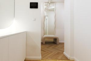 Ōura - Designer Apartment with Private Parking & AC