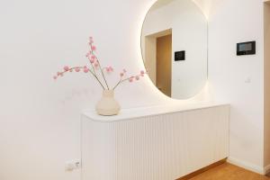 Ōura - Designer Apartment with Private Parking & AC