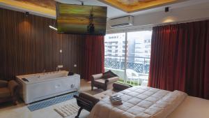 Jacuzzi Golden Aura Suite with Private