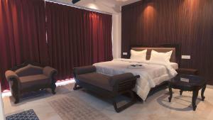 Jacuzzi Golden Aura Suite with Private