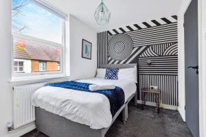 Stylish 5 Bedroom 5 Bathroom House Sleeps 10 with Garden, Smart TV and Free Parking by Yoko Property