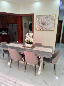 Gorgeous 3 Bedrooms and Two and a half Bathrooms Apt!!!