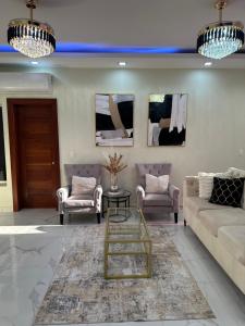 Gorgeous 3 Bedrooms and Two and a half Bathrooms Apt!!!