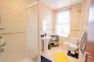 Spacious Modern & High Ceiling One Bedroom Apartment