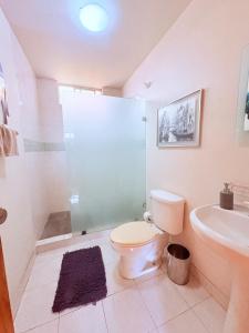 Treehouse-Inspired Apt near Angel 6 Guests Parking