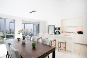 Premier 4BR Seaside Escape & Luxury Steps from Coogee Beach