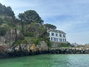 Grande maison familiale les pieds dans leau