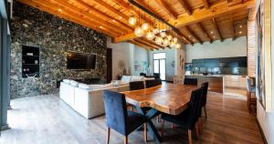 Pedacito de Lago, Lakeview Home