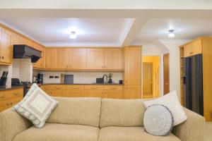 North London Holiday home, Driveway Parking, BBQ and Indoor Jacuzzi hot tub