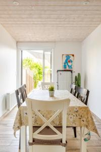 Diane - Beach, Wi-Fi, sleeps 6, Modern and Neat