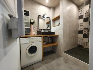 Diane - Beach, Wi-Fi, sleeps 6, Modern and Neat