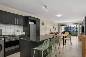 Modern 2 Bed Century City Apartment, Pool and Braai