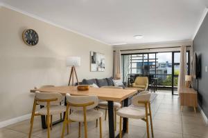 Modern 2 Bed Century City Apartment, Pool and Braai