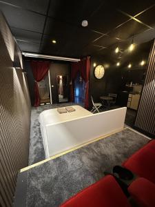 Cocon Jacuzzi et cinéma 4K B