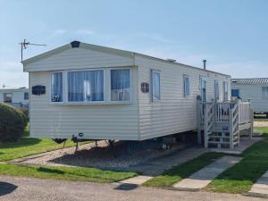 Skegness 3-Bed Caravan Sleeps 8 10 mins to Beach
