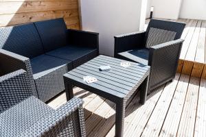 Cozy studio with wooden terrace and private Jacuzzi