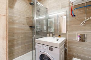 Cozy studio with wooden terrace and private Jacuzzi