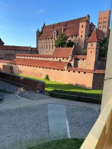 10 METRÓW OD ZAMKU Malbork