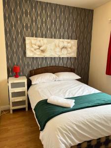 1 bedroom budget homely apartment, with free private parking and long term deals available