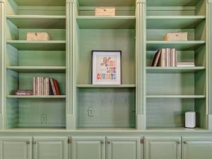 The Big Friendly - A family retreat, heated pool, hot tub, game room minutes away from DT OKC