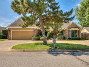 The Big Friendly - A family retreat, heated pool, hot tub, game room minutes away from DT OKC