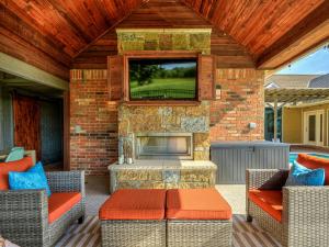 The Big Friendly - A family retreat, heated pool, hot tub, game room minutes away from DT OKC