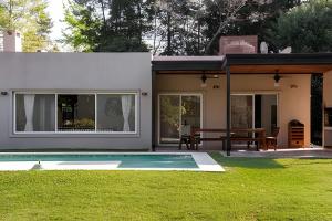 Divina casa con parque y Pileta Climatizada en barrio cerrado